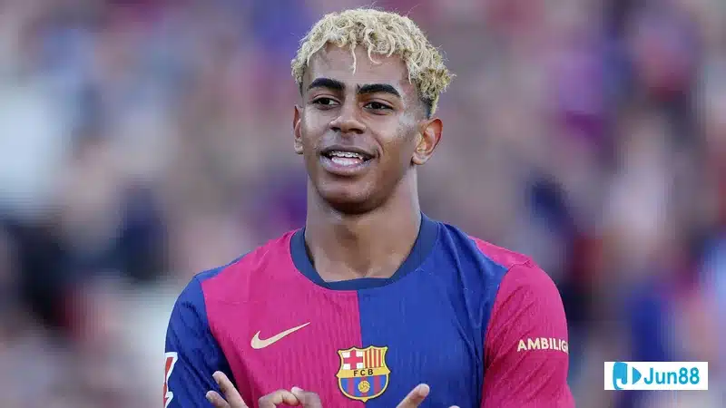 Lamine Yamal trong buổi tập cùng đội bóng