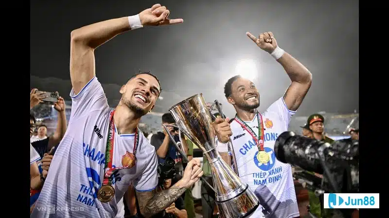 Đội bóng Nam Định trong buổi tập luyện trên sân