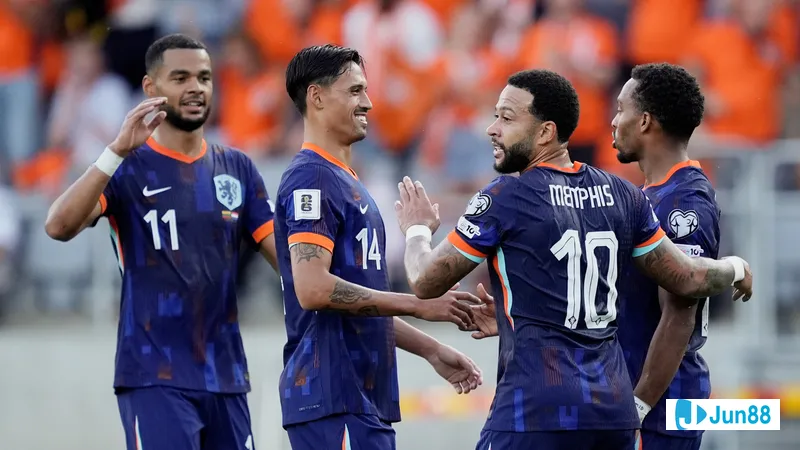 Cầu thủ Lithuania với sự quyết tâm đi bóng qua ba cầu thủ Ba Lan