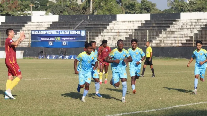 Cầu thủ của Arambagh chiến đấu với cầu thủ Bangladesh Police để giành quyền kiểm soát…