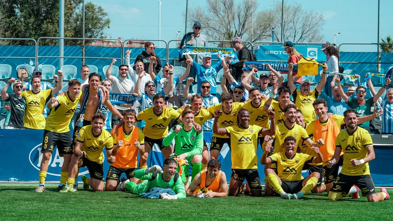 Cầu thủ Baleares đang giao bóng trước sự áp đảo của cầu thủ Espanyol