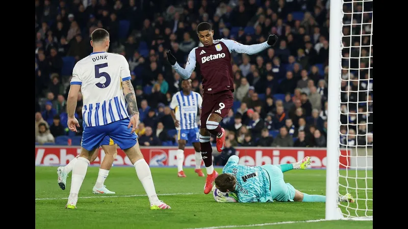 Cầu thủ Brighton với sự quyết tâm vượt qua phòng ngự của Aston Villa