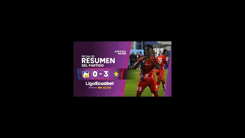 Cầu thủ El Nacional với sự quyết tâm vượt qua hậu vệ Delfin trong trận đấu