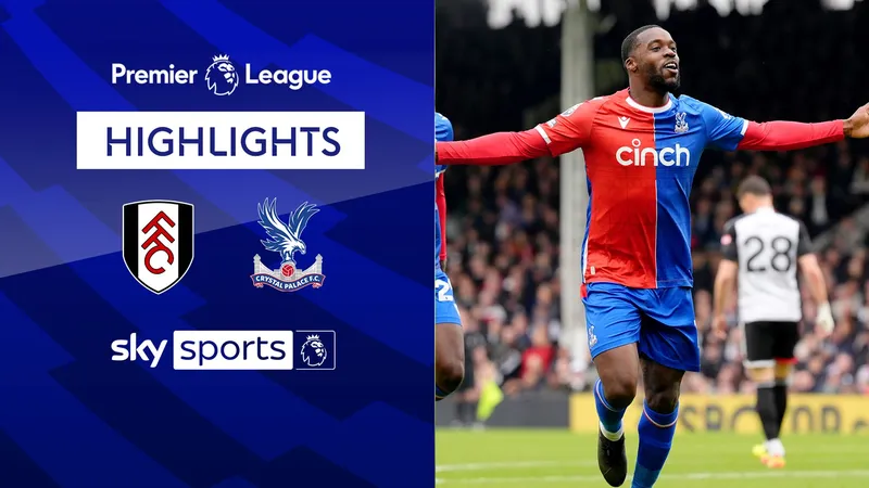 Cầu thủ của Fulham vươn lên cao đánh đầu trong trận đấu với Crystal Palace