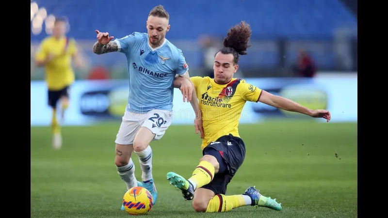 Cầu thủ của Lazio nỗ lực cướp bóng khỏi cầu thủ của Bologna trong trận đấu sôi động