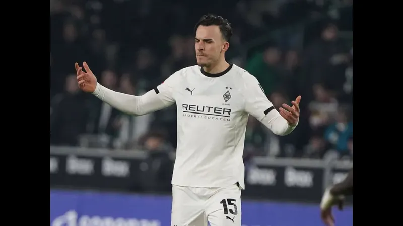 Cầu thủ của Monchengladbach vượt qua cầu thủ của St. Pauli trong trận đấu bóng đá