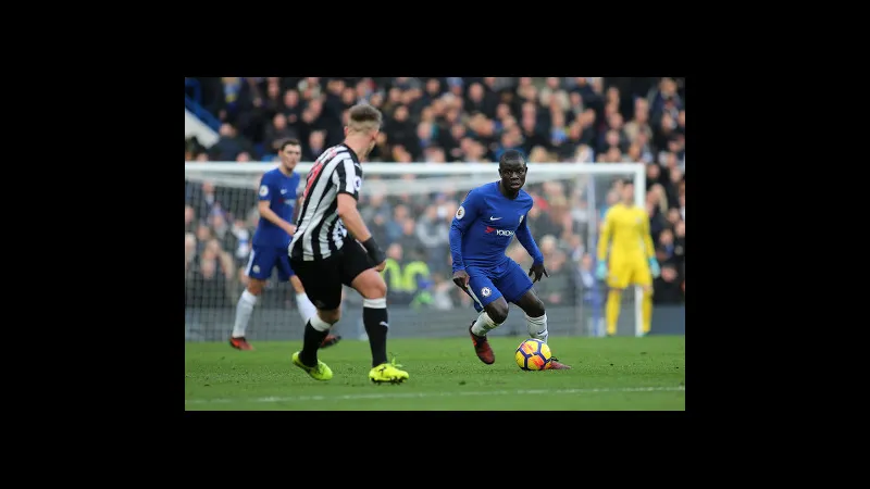Cầu thủ Newcastle vượt qua hậu vệ Chelsea trên sân cỏ