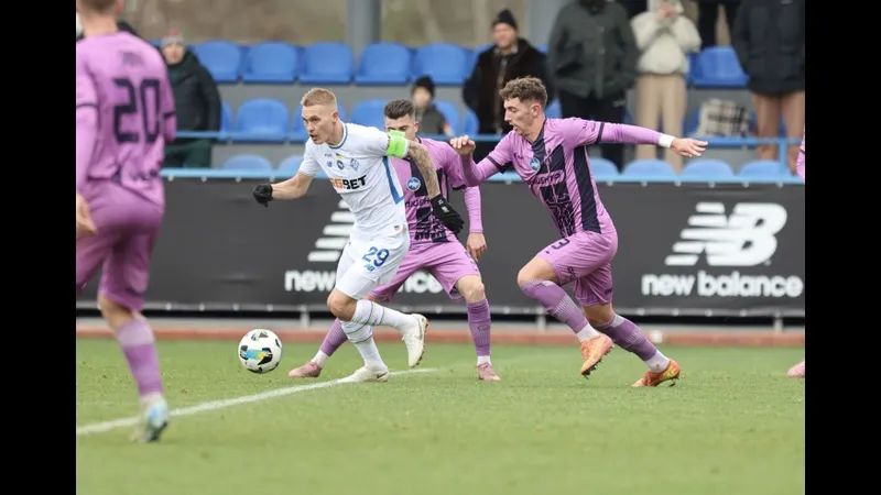 Cầu thủ của SC Poltava đang tấn công trước sự chống đỡ của đội Epitsentr