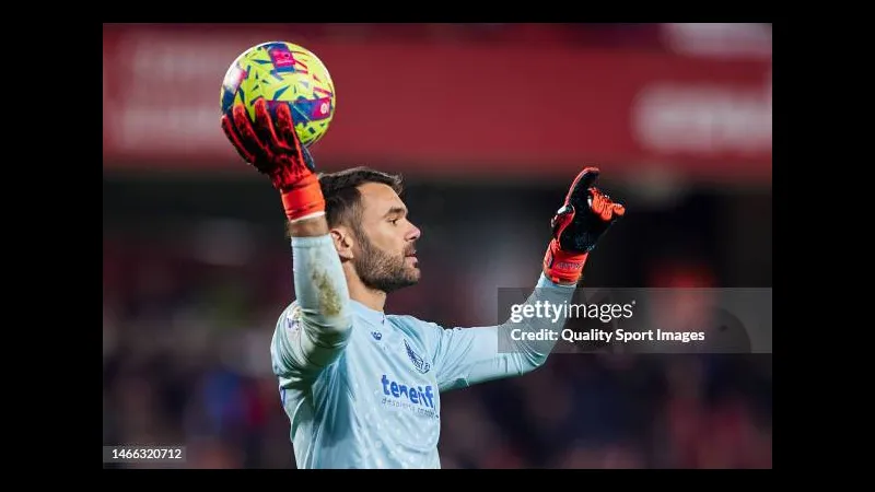 Cầu thủ Tenerife với sự tập trung cao độ trong trận đấu với Granada