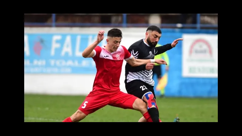 Hai cầu thủ Mykonos và Aias Salamina đang đấu tranh gay gắt trên sân