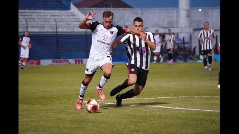 Cầu thủ Paysandu chạy nhanh qua Miramar trong trận đấu gay cấn
