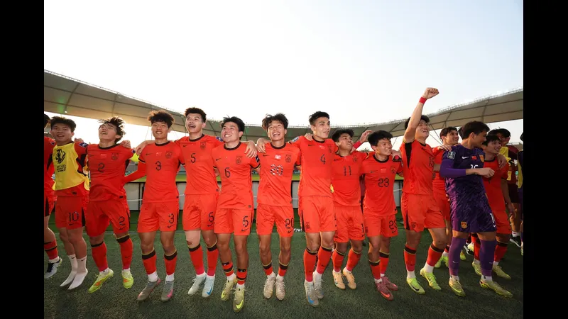 Cầu thủ U23 Trung Quốc vượt qua cầu thủ U23 Nhật Bản