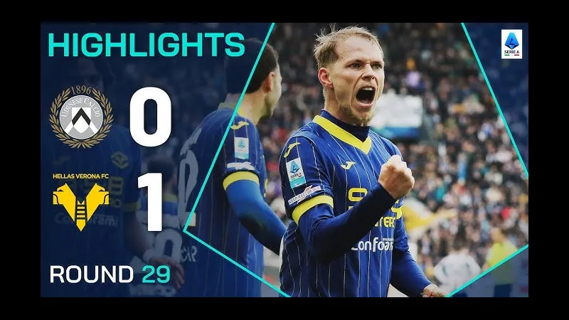 Cầu thủ của Verona và Udinese tranh chấp bóng trước khán đài