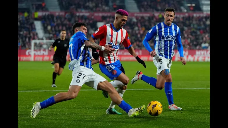 Cầu thủ Alaves và Girona tranh chấp quả bóng trên sân cỏ