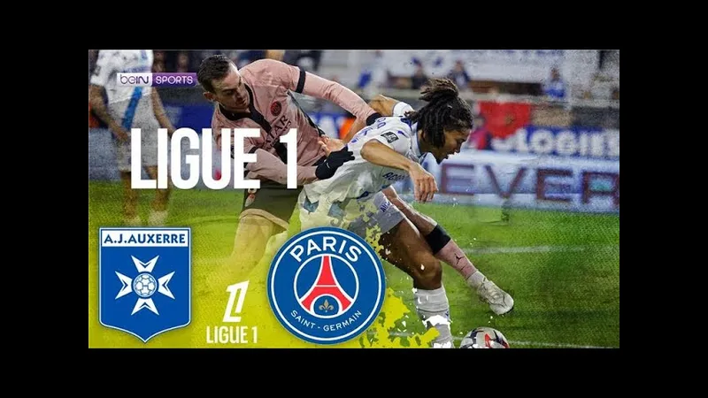 Cầu thủ Auxerre chuyền bóng qua cầu thủ Paris trên sân cỏ