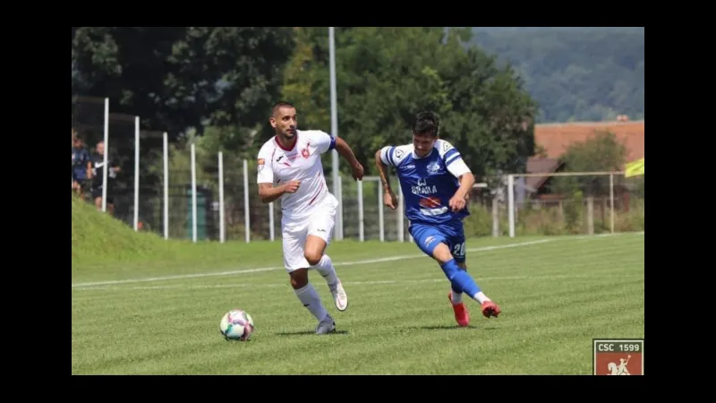 Cầu thủ của Tunari và CSC 1599 Selimbar tranh chấp bóng trên sân