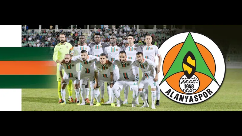 Cầu thủ Alanyaspor nỗ lực cướp bóng trước Kocaelispor