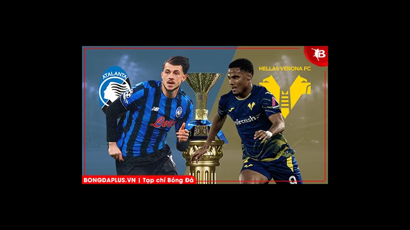 Cầu thủ Atalanta và Verona tranh chấp bóng trên sân