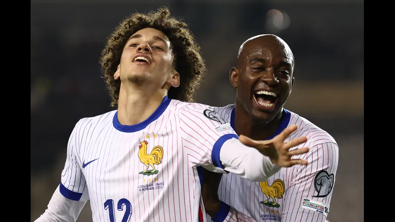 Cầu thủ Azerbaijan và Saint Lucia đang tranh chấp quả bóng