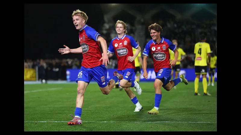 Cầu thủ Blue Eagles và Modbury Jets tranh chấp bóng trên sân cỏ