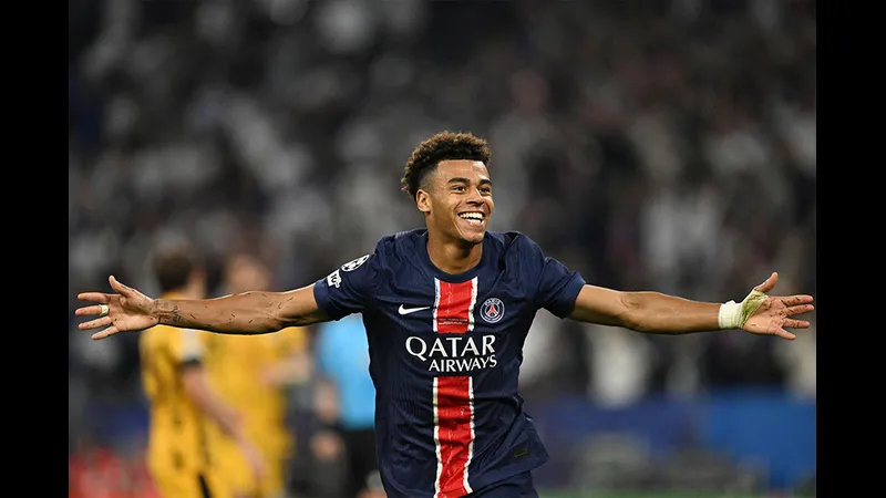 Cầu thủ Colombia và Pháp đang tranh chấp bóng trước khán đài đầy khán giả