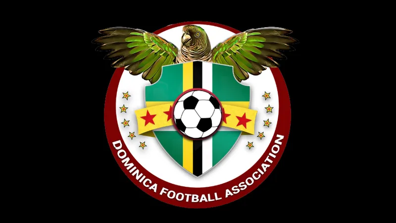 Cầu thủ Dominica đang chạy nhanh trên sân cỏ