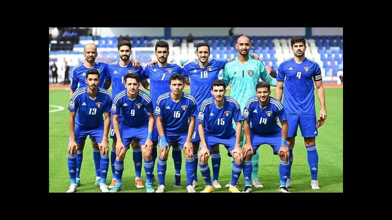 Đội Kuwait và Namibia đang quyết liệt tranh chấp trên sân cỏ.