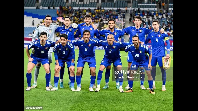 Cầu thủ Kuwait và Namibia đối diện trên sân cỏ