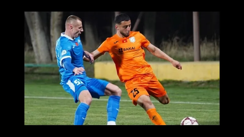 Cầu thủ Kyrgyzaltyn và Muras United tranh chấp quả bóng trên sân cỏ