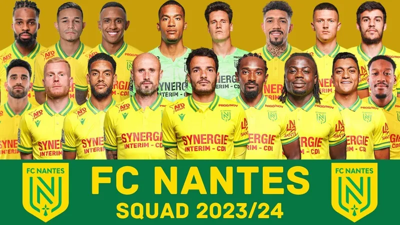 Cầu thủ của Nantes và Strasbourg tranh chấp bóng trên sân cỏ