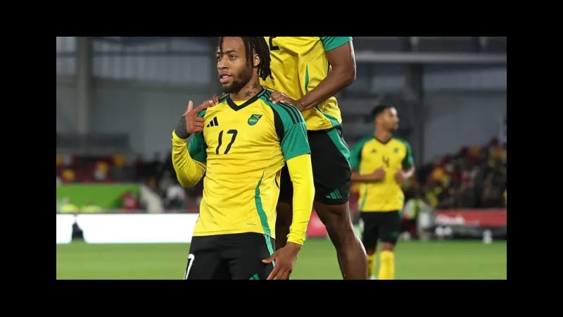 Cầu thủ New Caledonia và Jamaica tranh chấp bóng trên sân