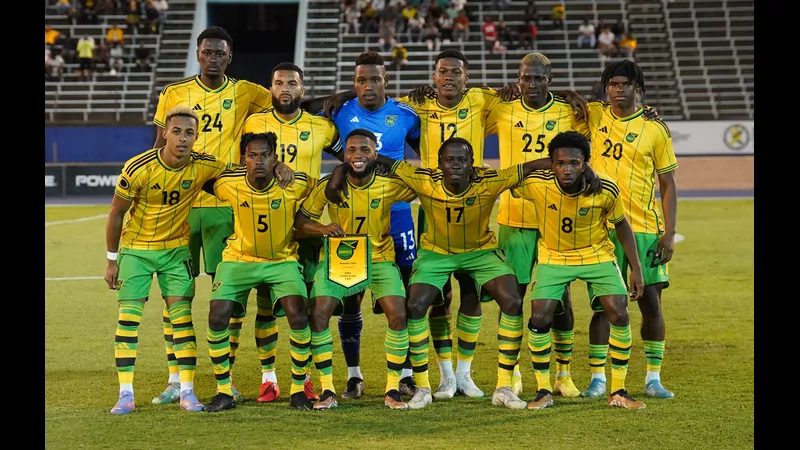 Cầu thủ New Caledonia và Jamaica đang cạnh tranh quả bóng trên sân