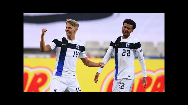 Cầu thủ Phần Lan thực hiện cú sút mạnh mẽ trong trận đấu với New Zealand