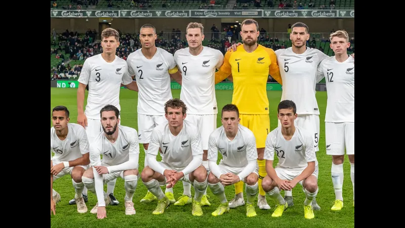 Cầu thủ New Zealand và Phần Lan tranh chấp quả bóng