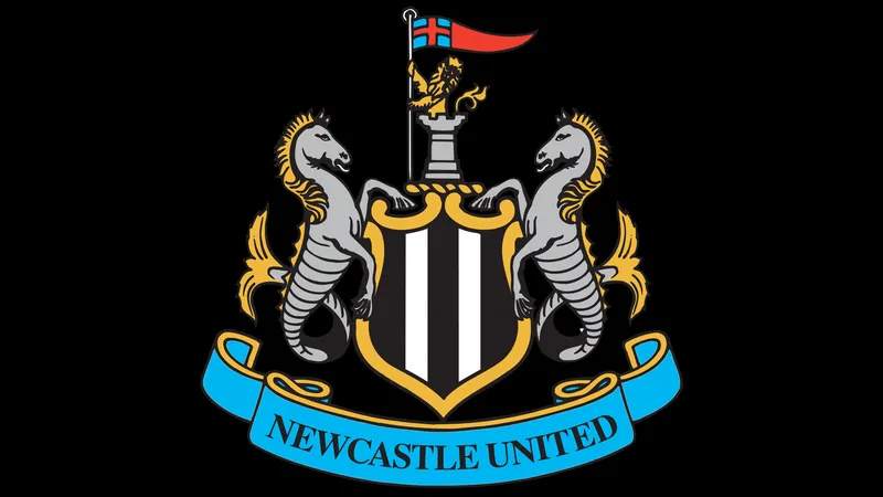 Cầu thủ Newcastle dứt điểm mạnh mẽ trong trận đấu với Sunderland