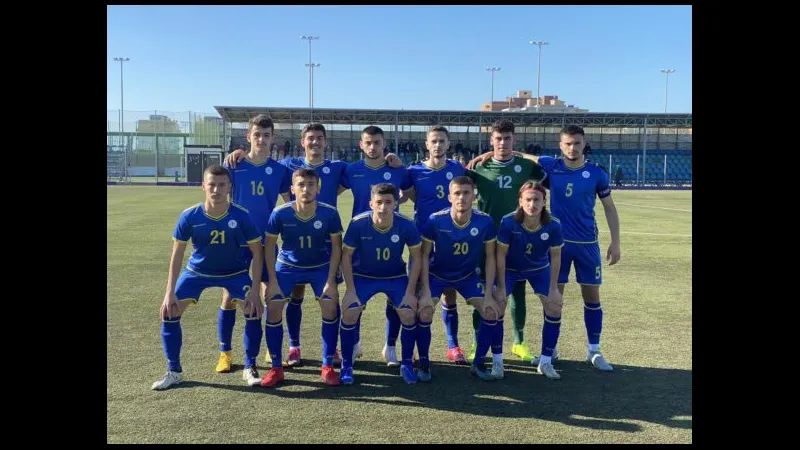 Cầu thủ U19 Kosovo đang tung cú sút mạnh vào khung thành U19 Thổ Nhĩ Kỳ