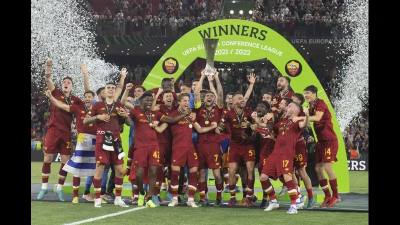 Cầu thủ AS Roma và Atalanta đang đối đầu trên sân cỏ