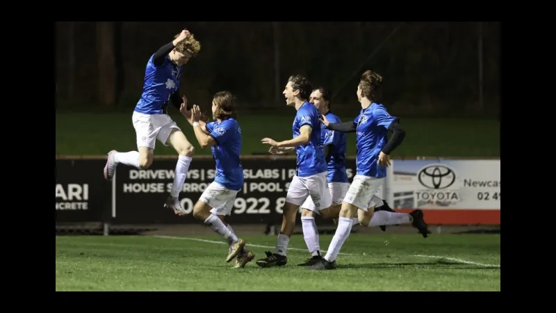 Cầu thủ Broadmeadow Magic và Cooks Hill United cạnh tranh gay gắt trên sân