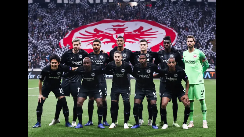 Cầu thủ RB Leipzig vượt qua cầu thủ Frankfurt để tiến vào vòng cấm