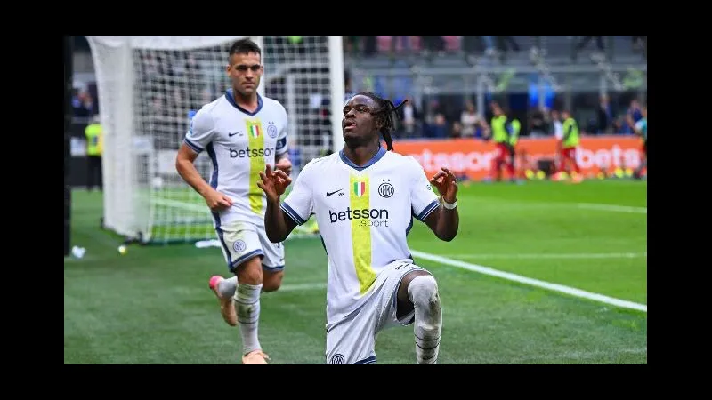 Cầu thủ Inter và Cagliari tranh chấp bóng trên sân