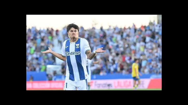 Cầu thủ Las Palmas và Leganes tranh chấp bóng trên sân cỏ