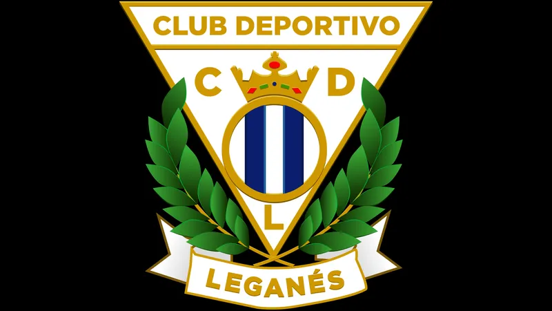 Cầu thủ Las Palmas và Leganes tranh chấp bóng trên sân