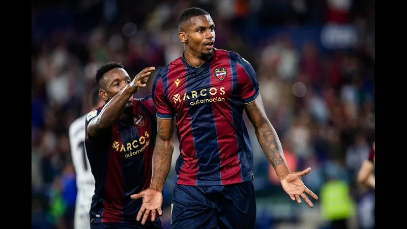 Cầu thủ Levante và Getafe đối đầu trên sân cỏ