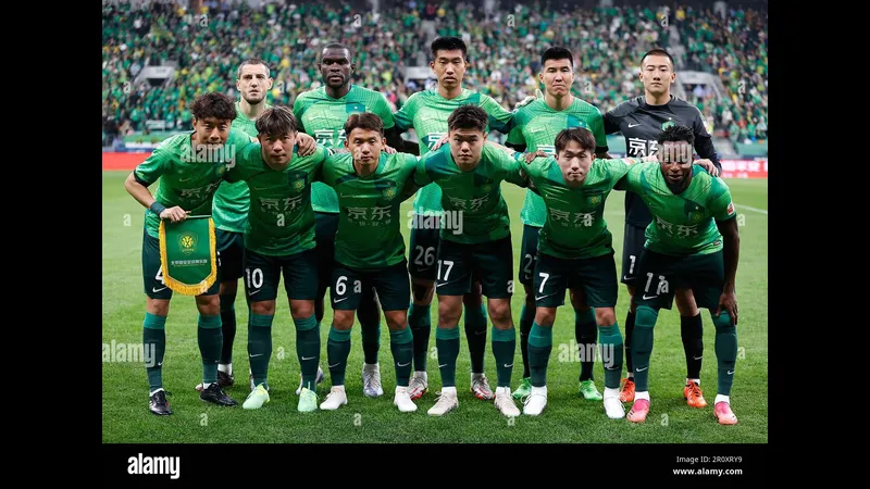 Cầu thủ Zhejiang Professional chạy nhanh với bóng trước sự áp sát của đối thủ Beijing…